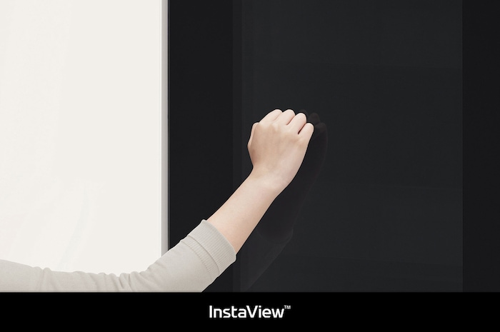 Refrigerador Side-by-Side LG VS23BQB Beige: una mano golpea el panel InstaView polarizado para iluminar el interior del refrigerador.