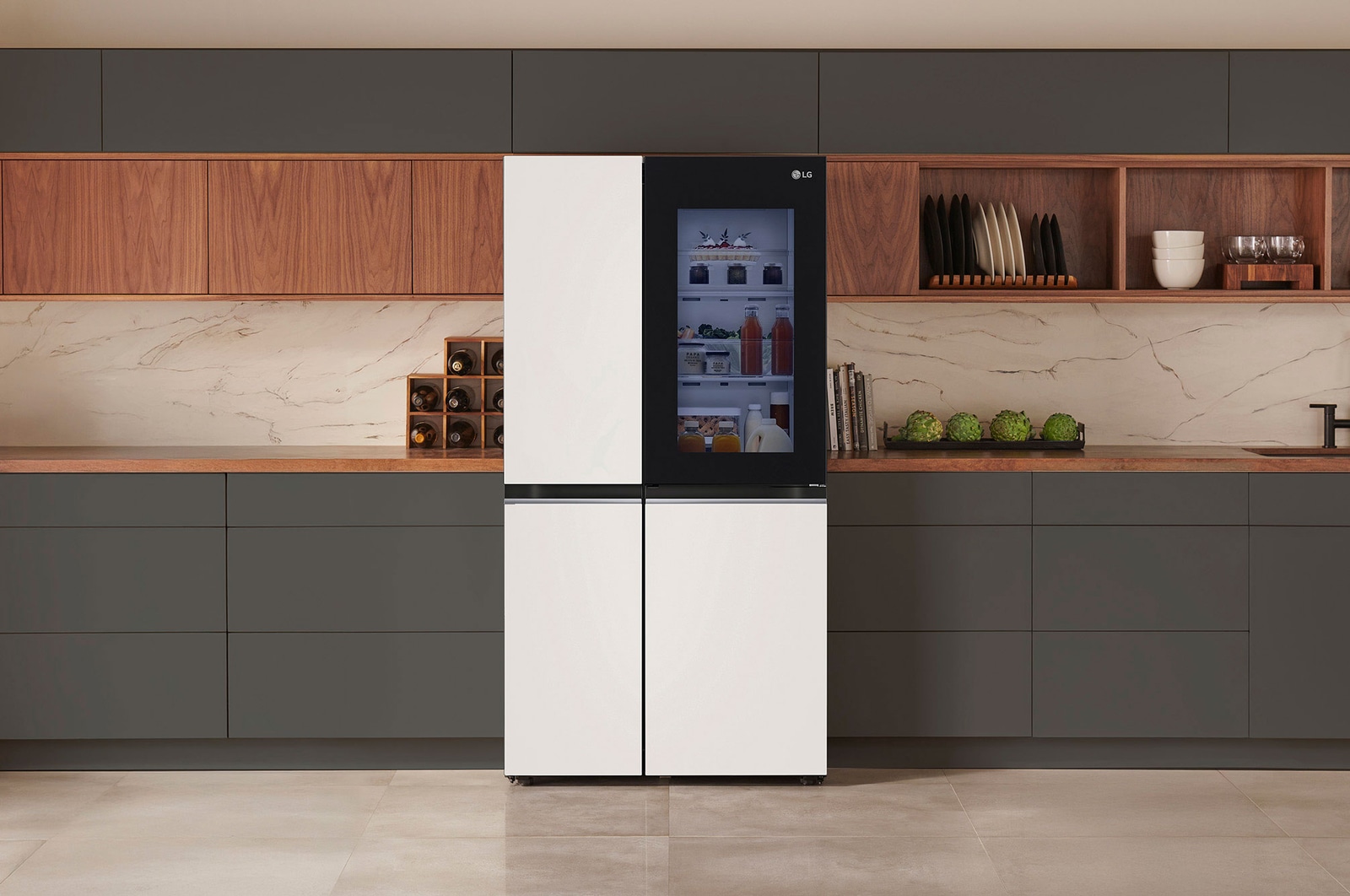 Refrigerador InstaView Side-by-Side LG VS23BQB Blanco/Negro, muestra el panel InstaView Door-in-Door iluminado, integrado en una cocina moderna con acentos de madera.