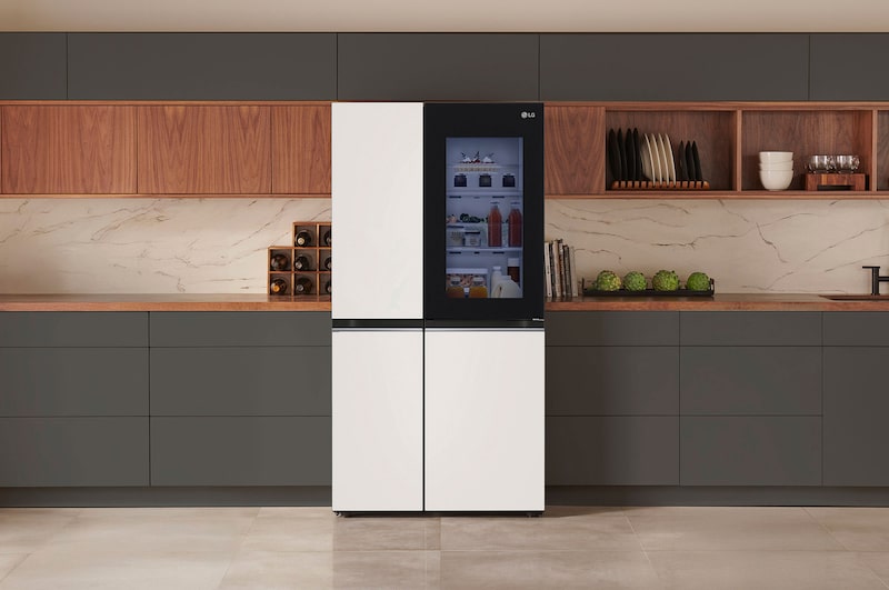 Refrigerador InstaView Side-by-Side LG VS23BQB Blanco/Negro, muestra el panel InstaView Door-in-Door iluminado, integrado en una cocina moderna con acentos de madera.