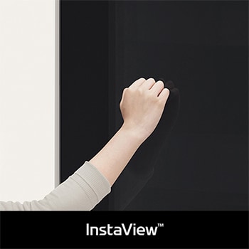 Refrigerador Side-by-Side LG VS23BQB Beige: una mano golpea el panel InstaView polarizado para iluminar el interior del refrigerador.