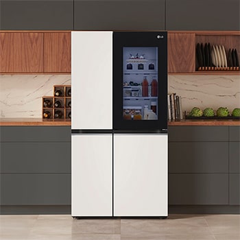 Refrigerador InstaView Side-by-Side LG VS23BQB Blanco/Negro, muestra el panel InstaView Door-in-Door iluminado, integrado en una cocina moderna con acentos de madera.