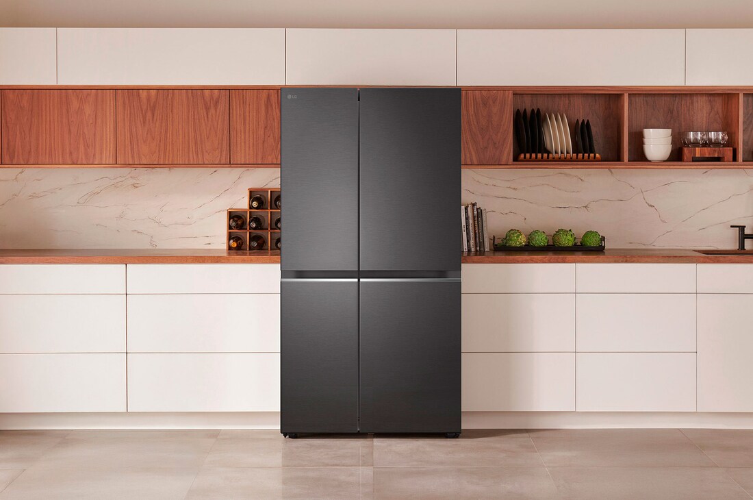 Refrigerador Side-by-Side LG VS28BT Negro Mate, integrado perfectamente en una cocina moderna con líneas limpias y detalles en madera, resaltando su diseño elegante.