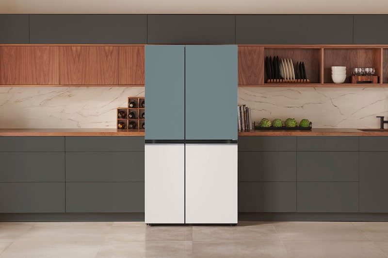 Refrigerador MoodUP Side-by-Side LG VS30BTE Menta/Beige, integrado en una cocina oscura con gabinetes modernos y acentos de madera.
