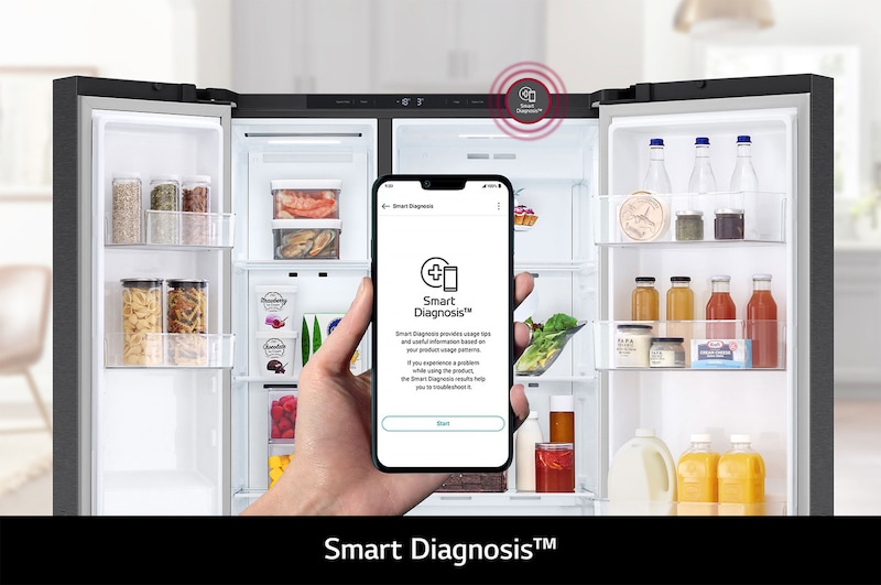 Refrigerador Side-by-Side LG VS23BEP con App Smart Diagnosis en smartphone, permitiendo al usuario diagnosticar y solucionar problemas del refrigerador de forma rápida.