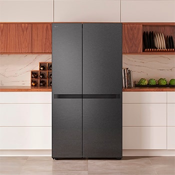 Refrigerador Side-by-Side LG VS23BEP con terminado acero negro mate, integrado en una cocina moderna con gabinetes blancos y de madera, con dispensador de agua externo.