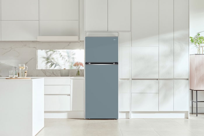 Refrigerador Top-Freezer LG VT40BJM Color Menta, integrado en una cocina moderna con gabinetes blancos, destacando su elegante diseño a color.