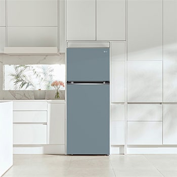 Refrigerador Top-Freezer LG VT40BJM Color Menta, integrado en una cocina moderna con gabinetes blancos, destacando su elegante diseño a color.