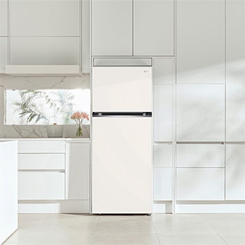 Refrigerador Top-Freezer LG VT40BJB Color Beige, integrado en una cocina moderna y luminosa con gabinetes blancos, destacando su elegante diseño a color.