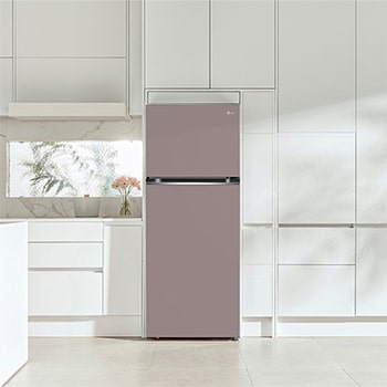 Refrigerador Top-Freezer LG VT40BJP Color Rosa Arcilla, integrado en una cocina moderna y luminosa con gabinetes blancos, destacando su elegante diseño a color.