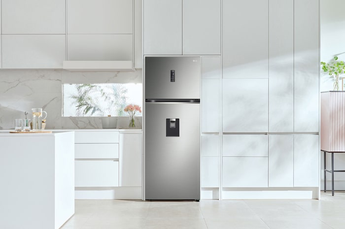 Refrigerador Top-Freezer LG VT45AWP Plata Platino con dispensador de agua externo, integrado en una cocina moderna y luminosa.