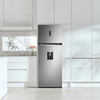 Refrigerador Top-Freezer LG VT45AWP Plata Platino con dispensador de agua externo, integrado en una cocina moderna y luminosa.