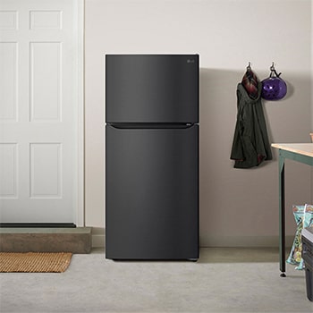 Refrigerador Top-Freezer LG LT57AWT Negro Mate, integrado en un garaje, destacando su diseño resistente ideal para espacios complementarios.
