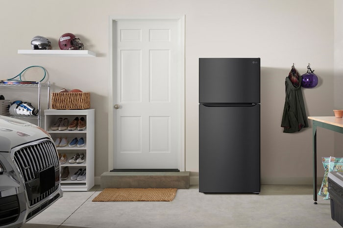 Refrigerador Top-Freezer LG LT57BT Negro Mate, integrado en un garaje, destacando su diseño resistente ideal para espacios complementarios.