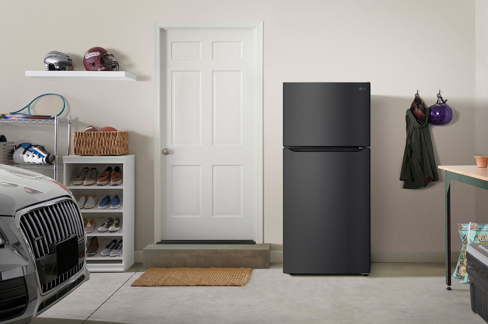 Refrigerador Top-Freezer LG LT57BT Negro Mate, integrado en un garaje, destacando su diseño resistente ideal para espacios complementarios.