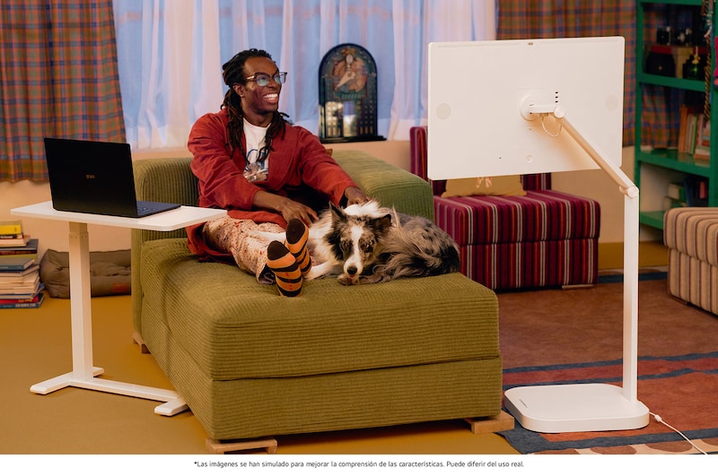 Monitor LG 32U889SA-W en acabado blanco utilizado de forma flexible para entretenimiento y trabajo diario cómodo en una sala de estar sobre su soporte ergonómico.