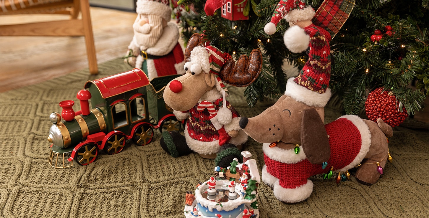 Adorables adornos navideños se colocan debajo del árbol de Navidad.