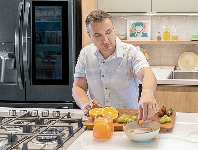 Bruno preparando frutas frescas para seu café da manhã.
