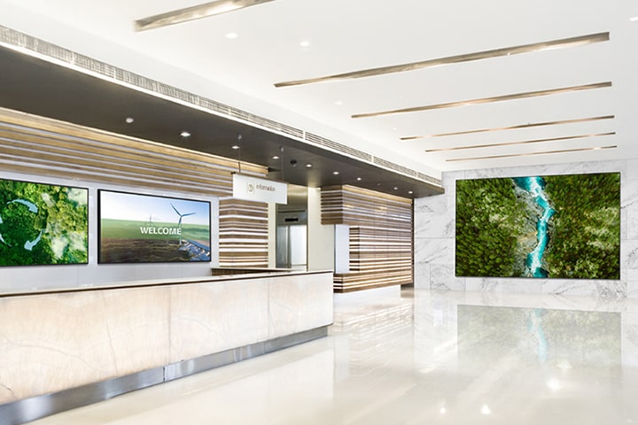Las diversas pantallas instaladas en el lobby de la empresa muestran imágenes vívidas.