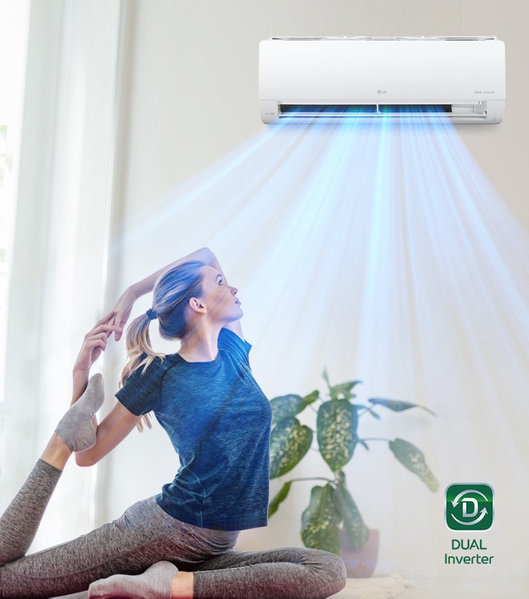 Mujer estirándose en el suelo con aire acondicionado Dual Inverter en el fondo y aire azul fluyendo sobre ella.