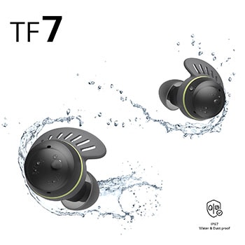Audífonos TONE Fre fit estan siendo salpicados por un chorro de agua y gotas.