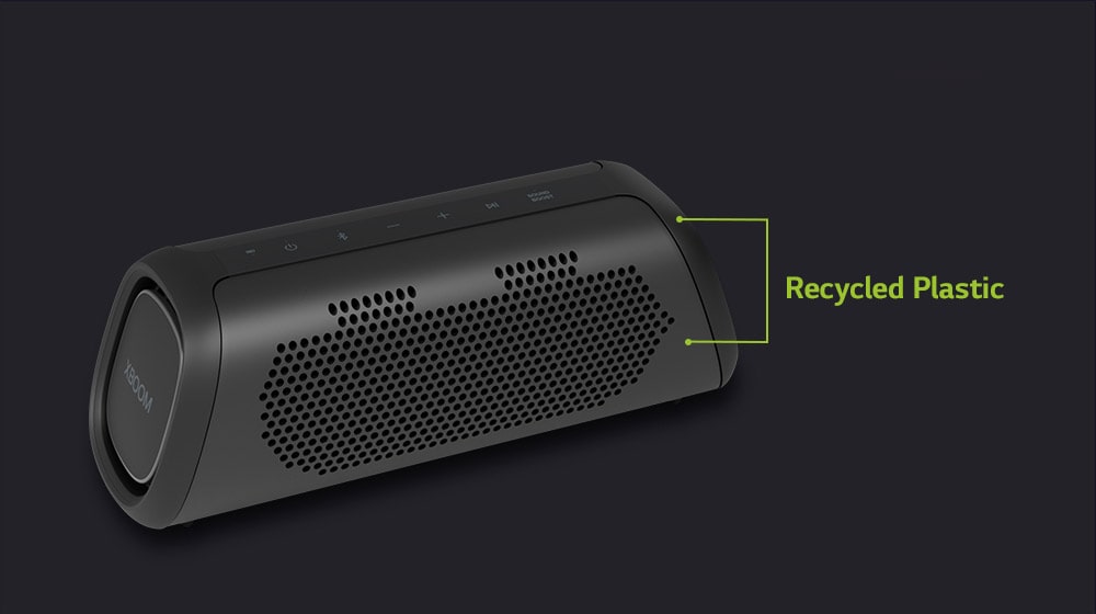 Hay una vista diagonal del altavoz, que muestra piezas recicladas.