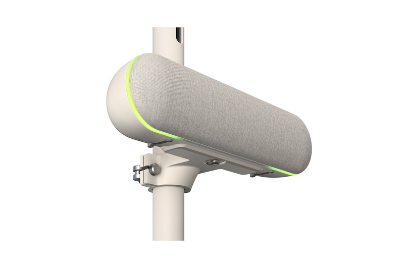 Primer plano de la bocina con el lado izquierdo mirando hacia adelante conectado al LG StanbyME. La iluminación ambiental verde está encendida.