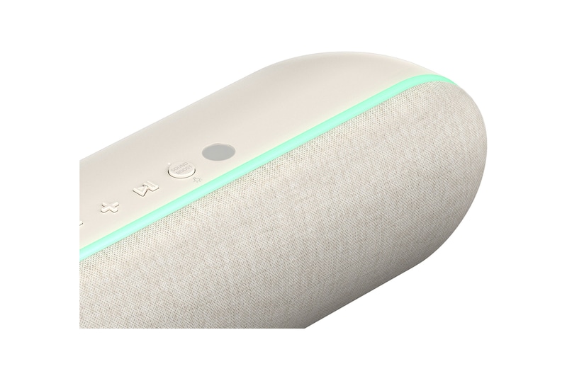 Primer plano de la vista superior de la bocina con la iluminación ambiental color menta encendida.