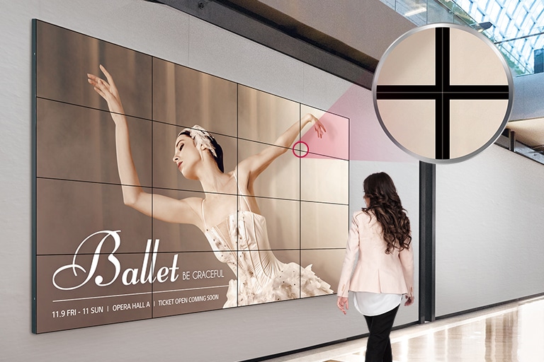 Las pantallas de bisel ultra estrechas están unidas a la pared en forma de mosaicos y muestran un contenido grande y dinámico.