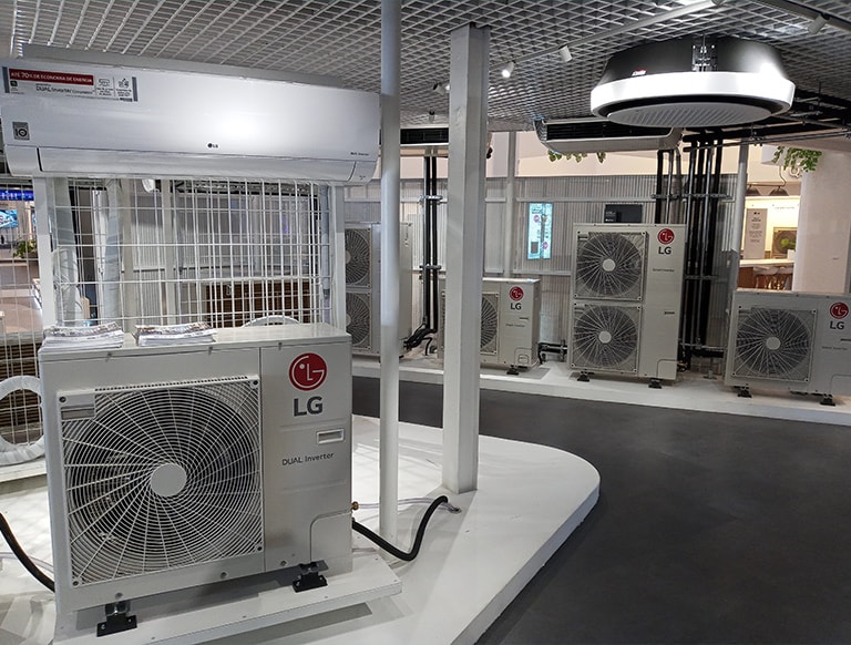 Hay varias unidades exteriores e interiores en exhibición en el interior