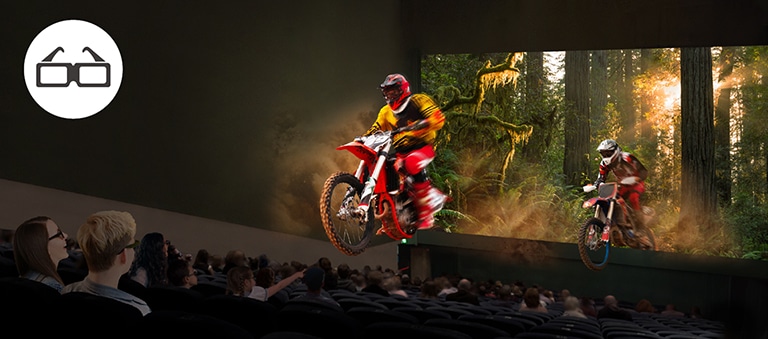En la sala de cine, la gente mira la película con gafas 3D y la vivacidad de la pantalla 3D se transmite a la audiencia.