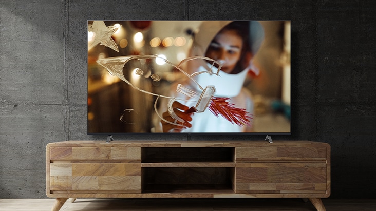 En la pantalla de la TV, la película se muestra con colores vivos y detalles.