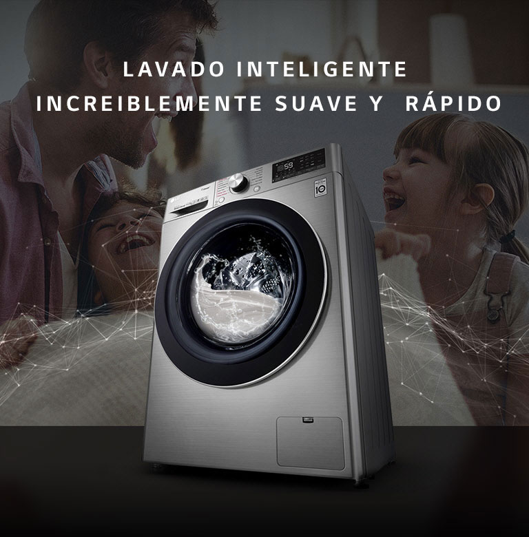 Padre e hija ríen sosteniendo una manta limpia en el fondo. Lavadora blanca de carga frontal en primer plano.