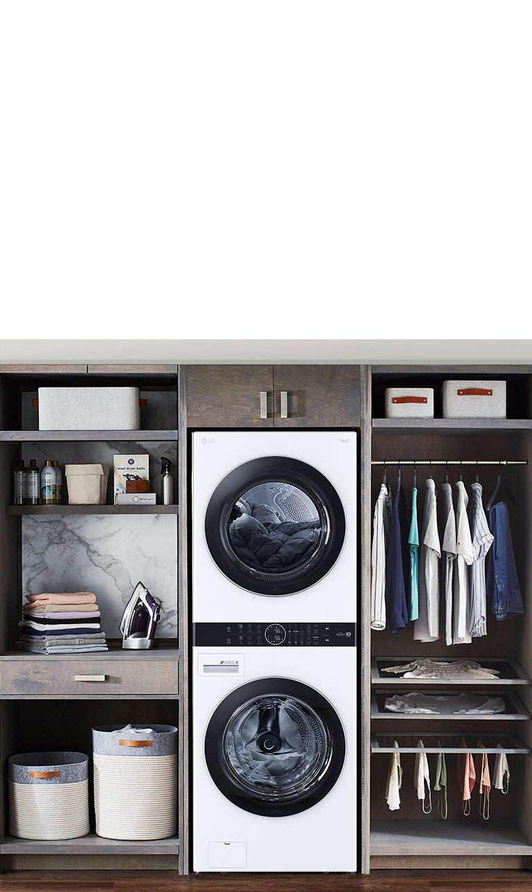 La LG WashTower™ con diseño estilizado maximiza el espacio en una sala de lavado organizada con muebles de almacenamiento.