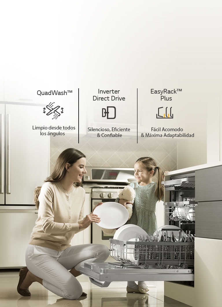 Una mamá con su hija sacando los platos recien lavados de su lavavajilla LG QuadWash.