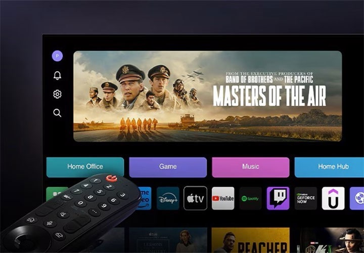 Smart TV LG con interfaz webOS. La pantalla muestra íconos de aplicaciones populares con el control remoto visible en primer plano