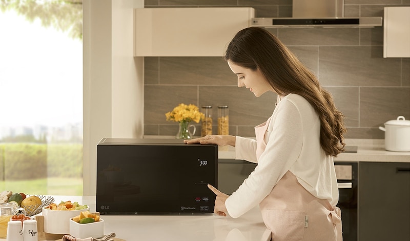 LG Horno Microondas NeoChef™ 1.5 pies³ con Grill, MH1596DIR