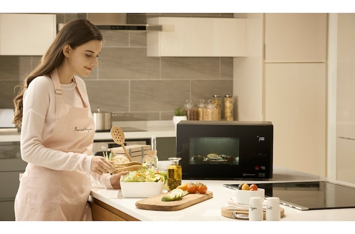 LG Horno Microondas NeoChef™ 1.5 pies³ con Grill, MH1596DIR