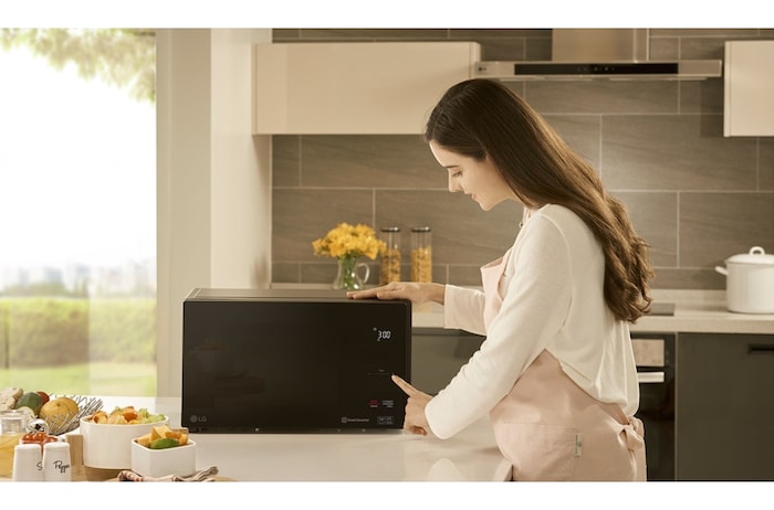 LG Horno Microondas NeoChef™ 1.5 pies³ con Grill, MH1596DIR