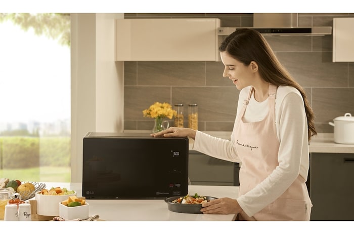 LG Horno Microondas NeoChef™ 1.5 pies³ con Grill, MH1596DIR