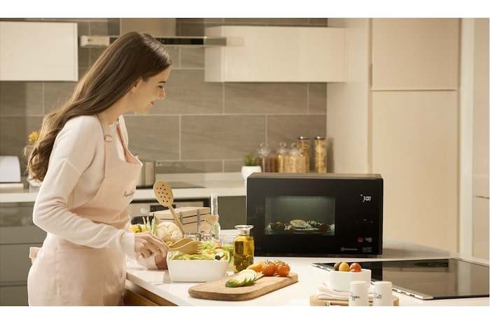 LG Horno Microondas NeoChef™ 1.5 pies³ EasyClean, MS1596DIR