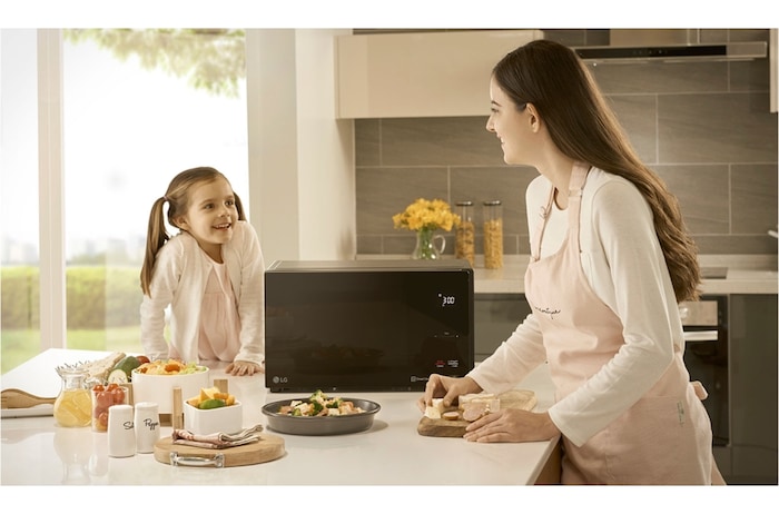 LG Horno Microondas NeoChef™ 1.5 pies³ EasyClean, MS1596DIR