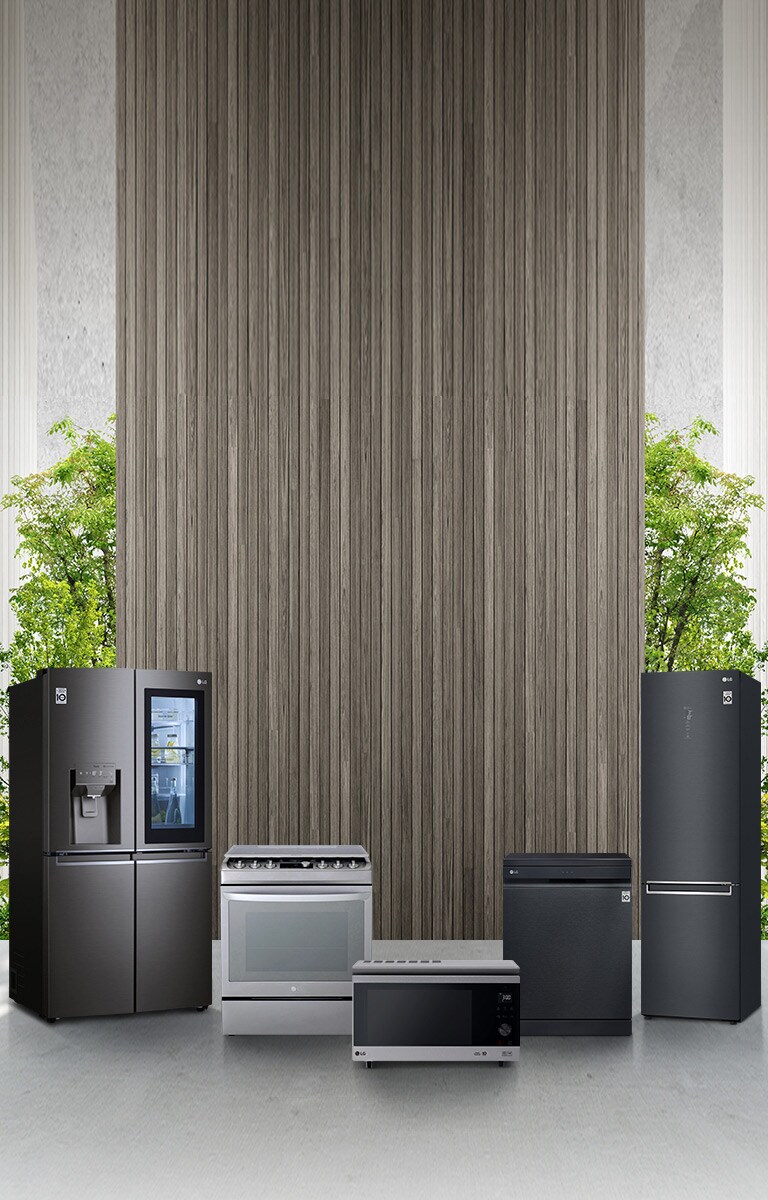 Se muestran sucesivamente familias celebrando, hombres bailando frente al refrigerador,  dos mujeres hablando frente al horno, un perro y una mujer jugando junto al refrigerador  y una pareja sonriendo frente al lavavajillas. Esta imagen cambia para mostrar la otra imagen. Frente al fondo de madera, un horno microondas y dos refrigeradores aparecen uno al lado del otro.