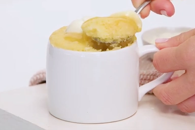 Pastel de ricotta de limón italiano en taza