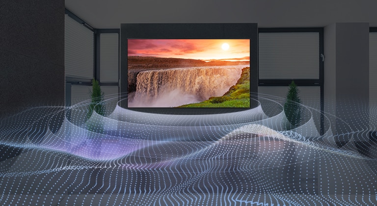 Un televisor de pantalla plana grande en una habitación oscura con una cascada brillante al atardecer que se muestra en la pantalla. Las ondas provienen del televisor en un patrón circular que representa el sonido envolvente virtual.
