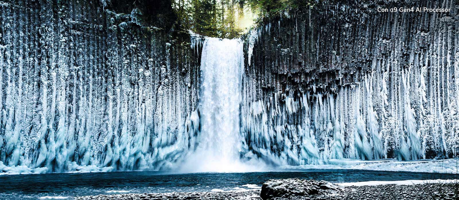 Comparación deslizante de la calidad de imagen de una cascada congelada en un bosque.
