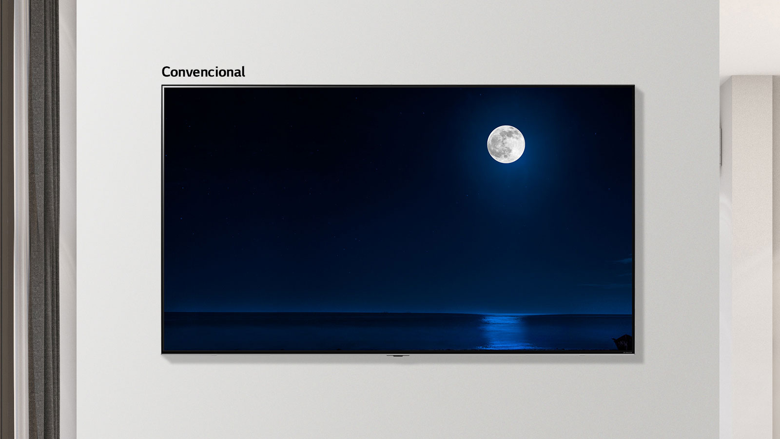 Imagen desplazable de un televisor montado en la pared que muestra una escena oscura de una luna llena reflejándose en el agua. La escena alterna entre un televisor de tamaño normal y un televisor LG NanoCell de pantalla grande.