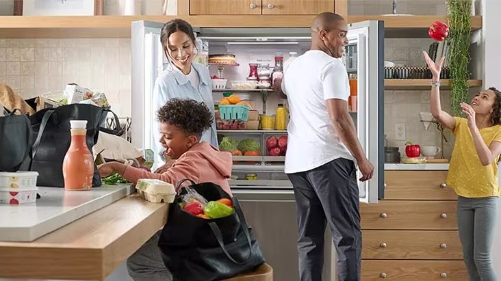 La familia esta sacando comida del refrigerador
