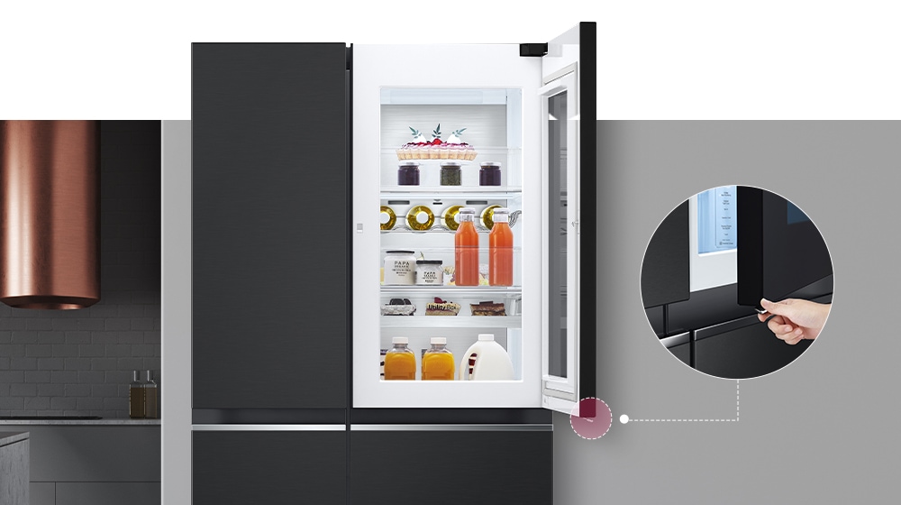 Vista frontal de un refrigerador InstaView negro. La puerta del refrigerador está abierta. Hay una pequeña pantalla que explica dónde está un botón de apertura oculto para abrir la puerta.