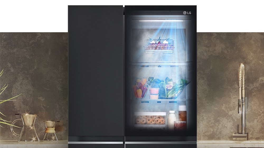 Vista frontal de un refrigerador InstaView negro con la luz encendida en el interior. El contenido del refrigerador se puede ver a través de la puerta InstaView. Los rayos azules de la función DoorCooling iluminan el contenido.