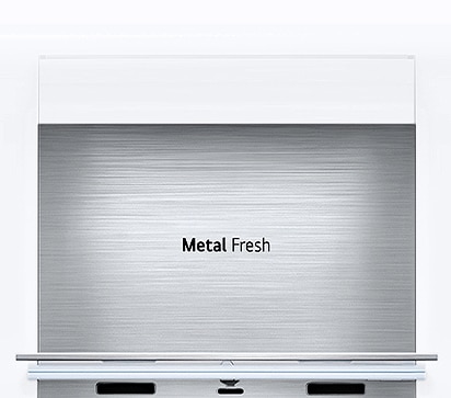Vista lateral de una cocina con un refrigerador InstaView negro instalado.